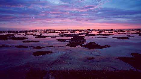 Reflexión-De-Nube-De-Lapso-De-Tiempo-De-Atardecer-De-Océano-Ardiente-En-Superficie-Tranquila,-Colores-Vibrantes