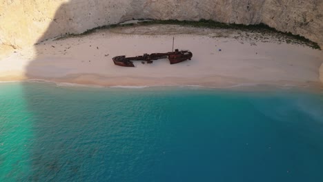 vista aérea de la playa de navagio en la isla de zakynthos en grecia