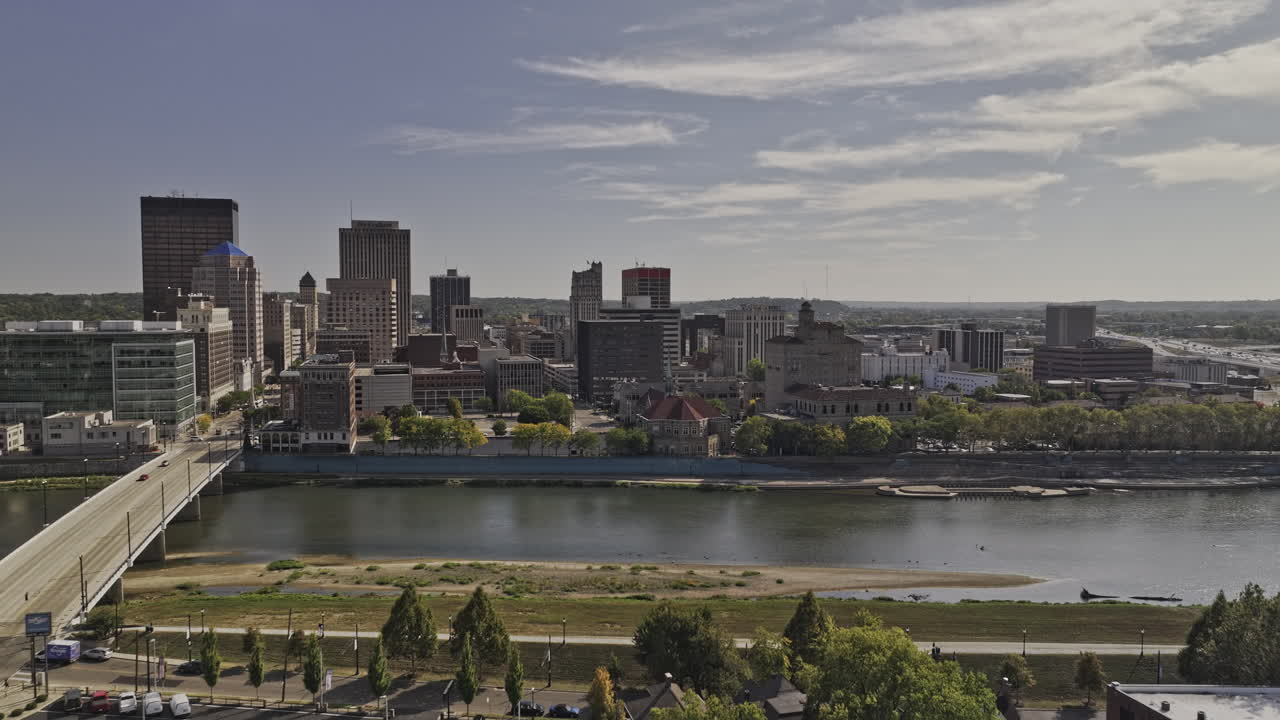 Dayton Ohio Aerea v5, sorvolo a bassa quota con drone del quartiere McPherson che cattura il ponte di Main Street e lo skyline del centro città attraverso il fiume Miami in una giornata di sole - Ripreso con Mavic 3 Pro Cine - 21 settembre 2023
