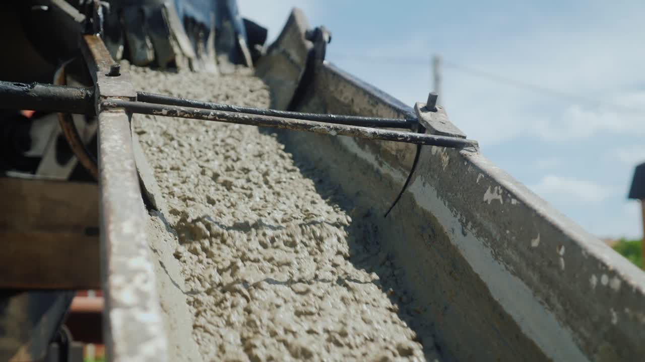 액체 시멘트 흐름 하수구, 근접. 건설 현장 개념에 시멘트
