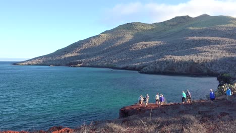 Touristen-Erkunden-Die-Galapagos-Inseln-Ecuador