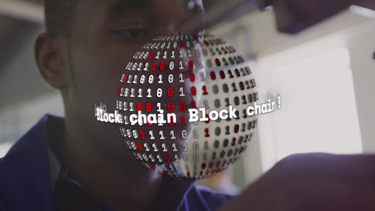 Man uit de techsector die een onderdeel vastpakt, onder de boor uitlijnt en vastzet voor kwaliteitscontrole; blockchain-globe als overlay