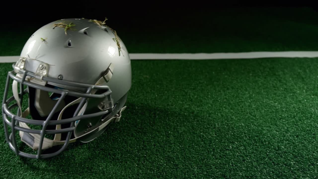 Casco su erba sintetica 4k