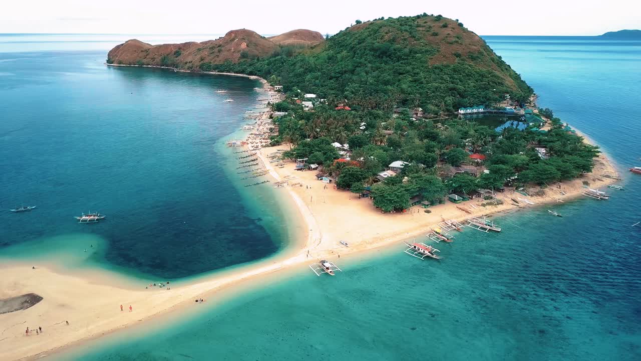 ภาพมุมสูงจากโดรนของเกาะมาราริสันในจังหวัดอันติก ประเทศฟิลิปปินส์ พร้อมชายหาดสวยงามและสันทรายในความละเอียด 4K