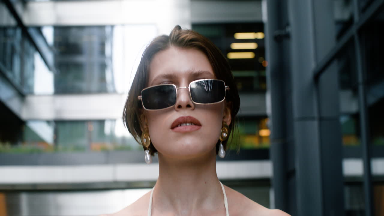 близкий взгляд на элегантную женщину в солнцезащитных очках