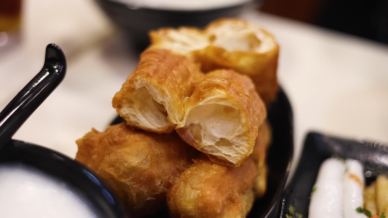 향신료 와 함께 제공 되는 맛있는 긴 반죽 막대기