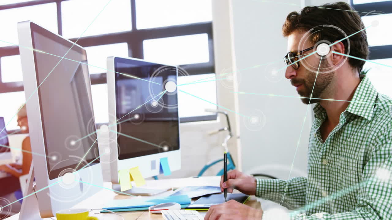 red de conexiones y animación de procesamiento de datos sobre el hombre que trabaja en el escritorio