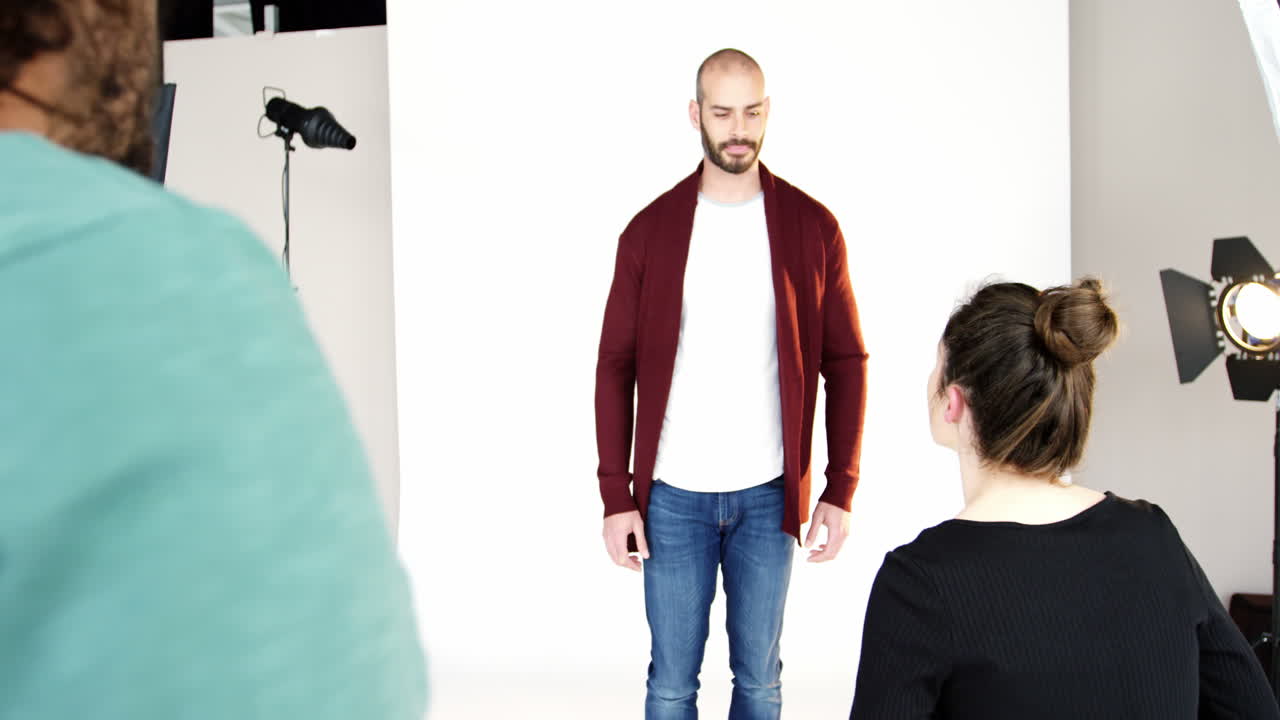 남자 모델이 포즈를 취하고 얼굴 메이크업을 하고 있습니다.