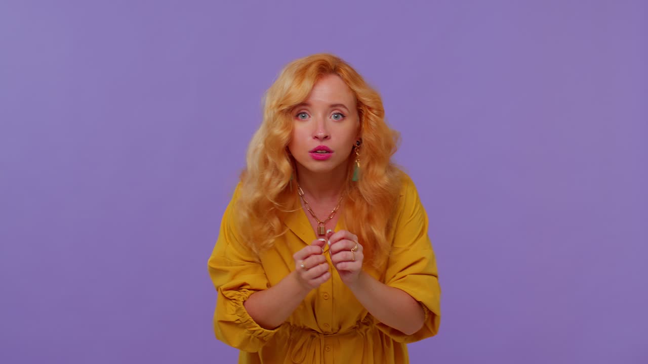 mujer joven esperando buena suerte, pierde sorprenderse resultados repentinos de la lotería, mala fortuna pérdida