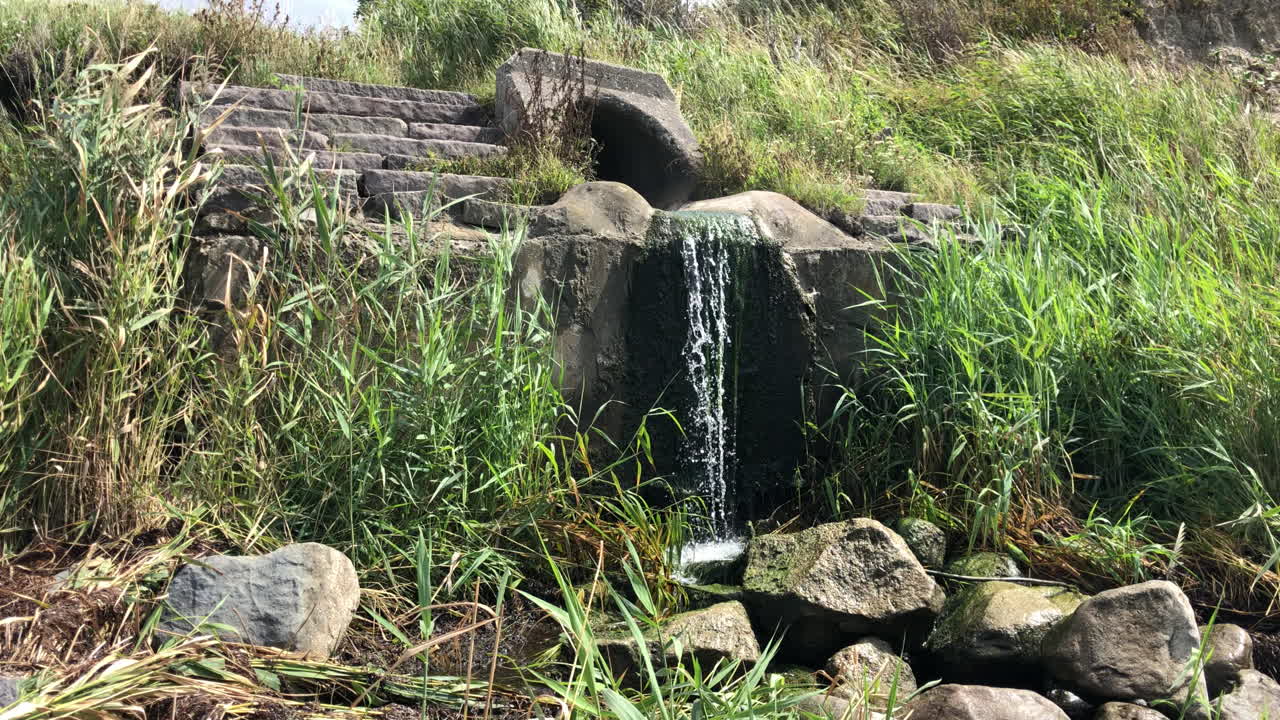 해변 언덕 계단 근처 흐르는 물