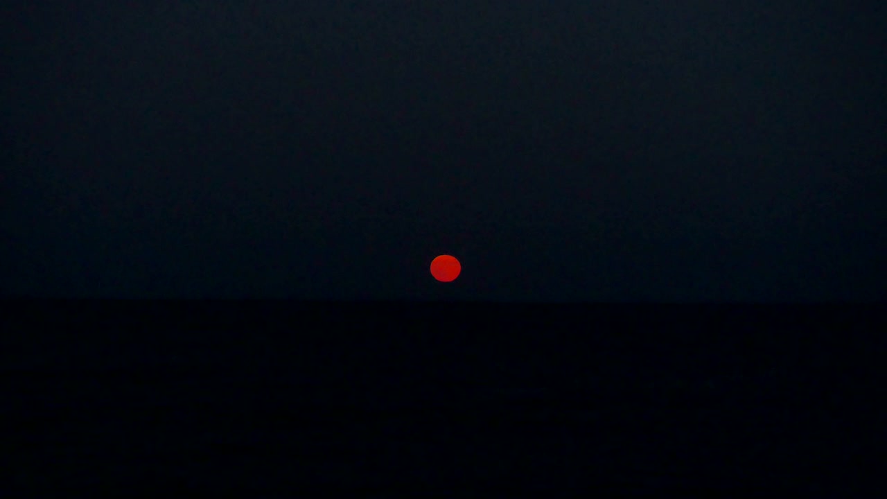 Fuldmåne over havet 4K.