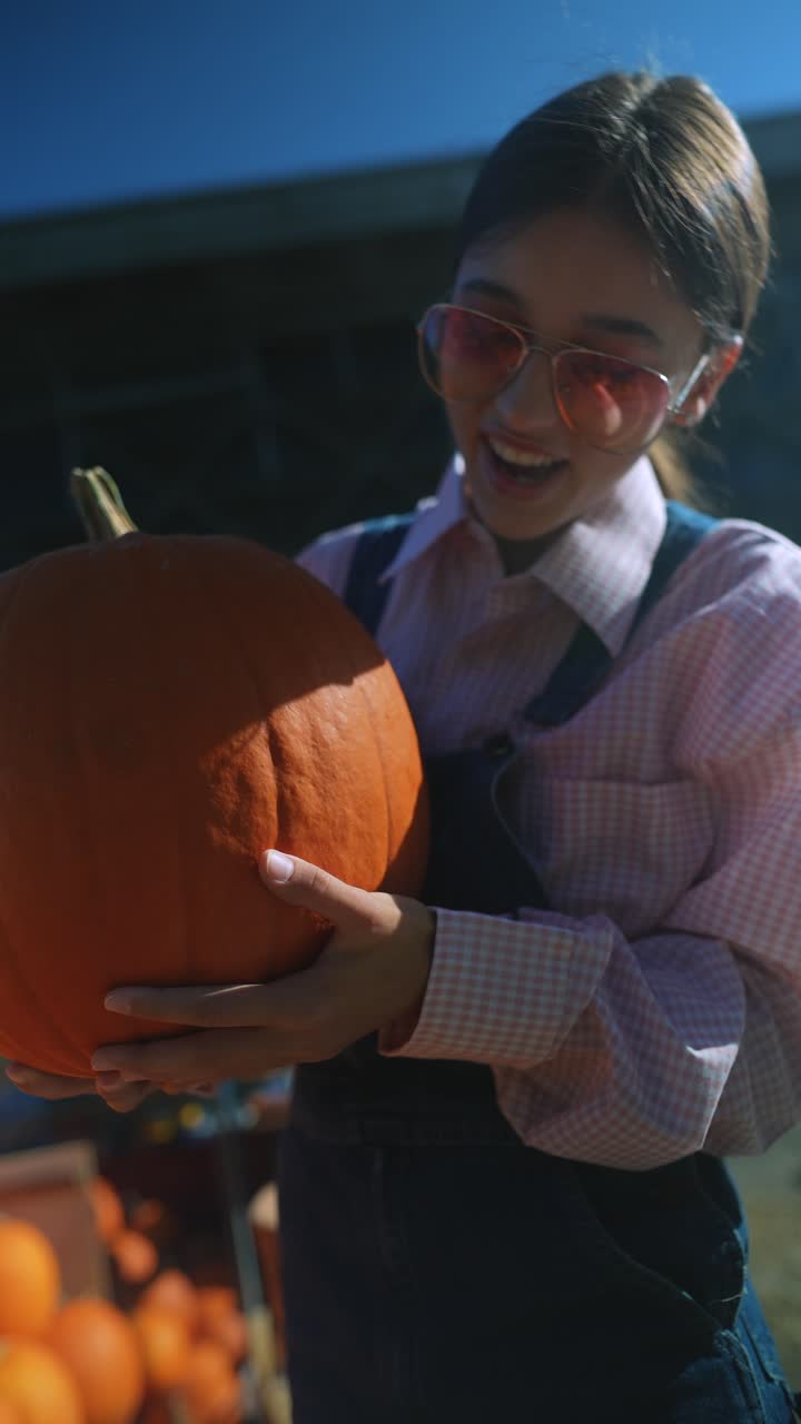 농장 에서 호박 을 들고 있는 여자