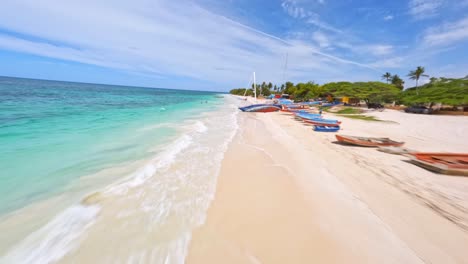 emocionante vuelo de dron bajo fpv sobre playa tropical pedernales en el caribe