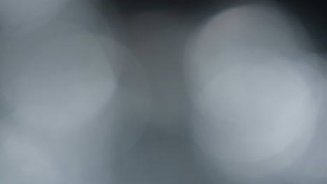 fugas de luz abstractas en un fondo negro.