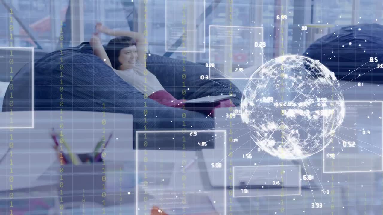 анимация глобуса и обработка данных над азиатской бизнесменкой в офисе