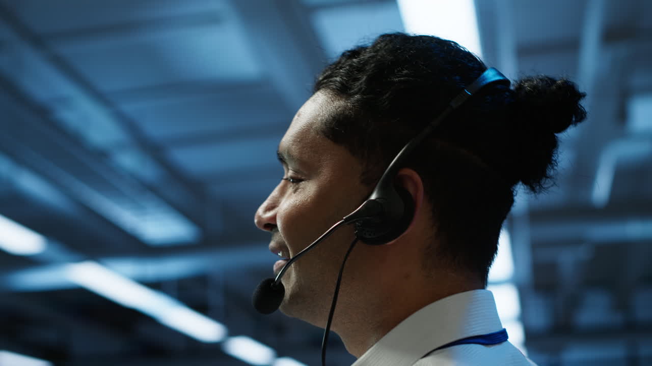 fotografía de cerca de un miembro del personal del centro de servidores comunicándose con los reparadores