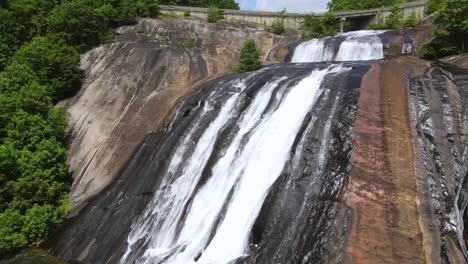 una excelente toma aérea de una cascada en carolina del norte