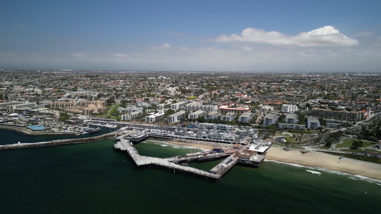 Vídeos aéreos em 4K com drone do píer de Redondo Beach em Los Angeles, Califórnia, mostrando o Oceano Pacífico, a costa, a marina e o icônico ponto de referência à beira-mar a partir de vistas panorâmicas elevadas