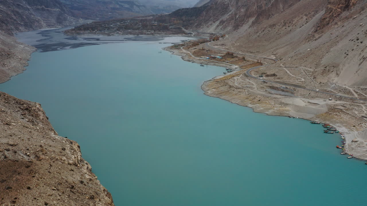 tranquilas aguas azules del lago attabad en gojal del valle de hunza en gilgit-baltistán, pakistán