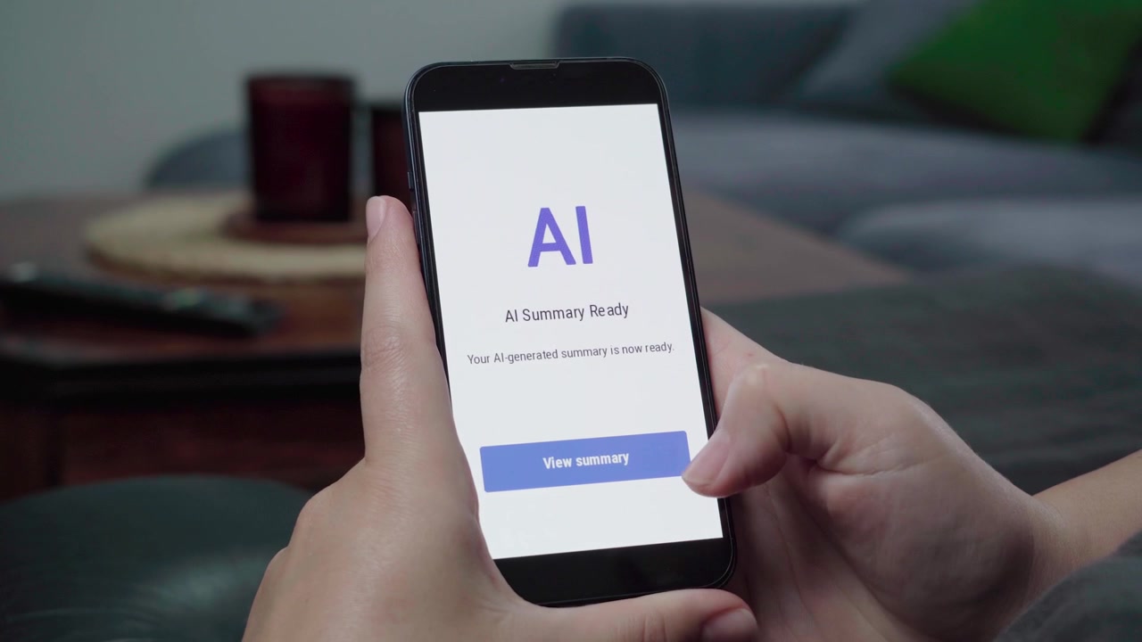 Mani che usano un telefono moderno che mostra un messaggio di riepilogo AI pronto con un pulsante blu "visualizza riepilogo" in un soggiorno rilassato