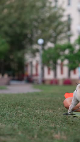 mujer haciendo yoga al aire libre con perro