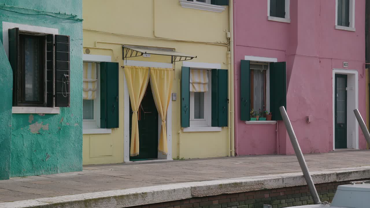 las coloridas fachadas de las casas históricas de burano, venecia, italia