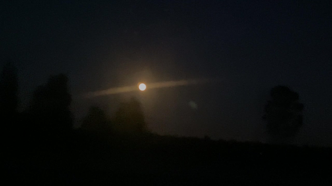 luna amarilla en primer plano de la conducción de automóviles