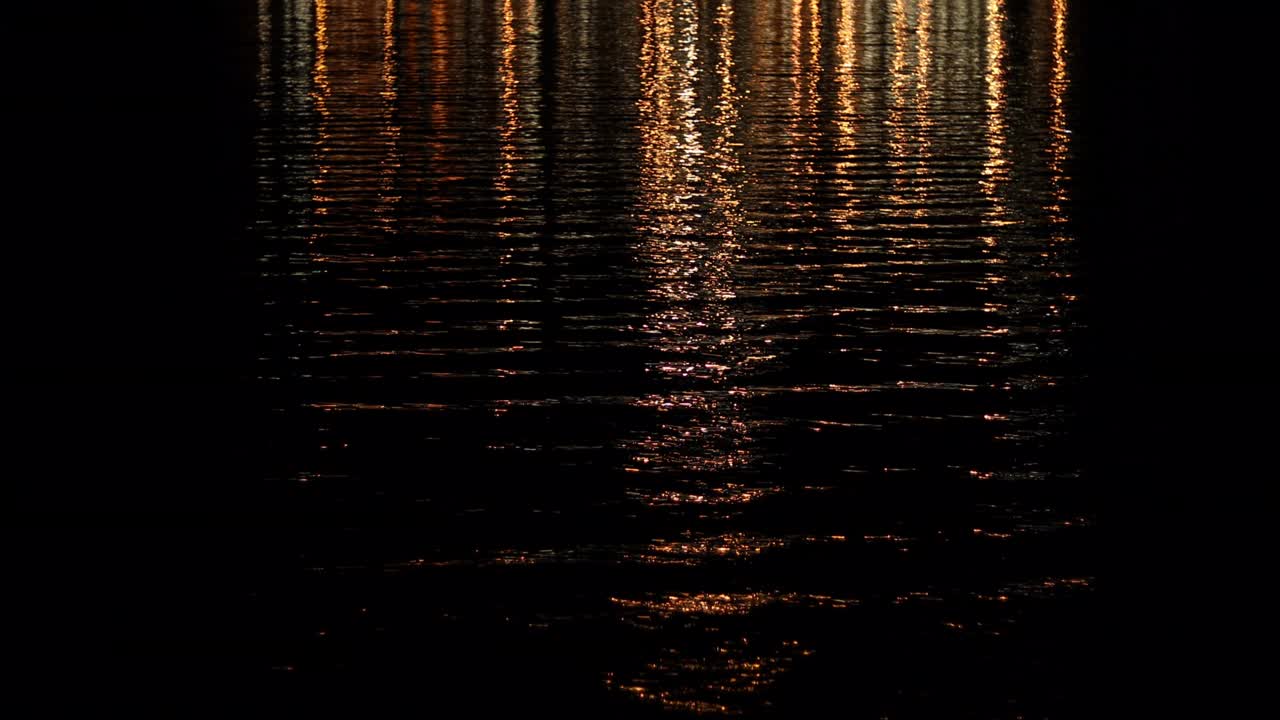 luces nocturnas sobre la superficie del mar
