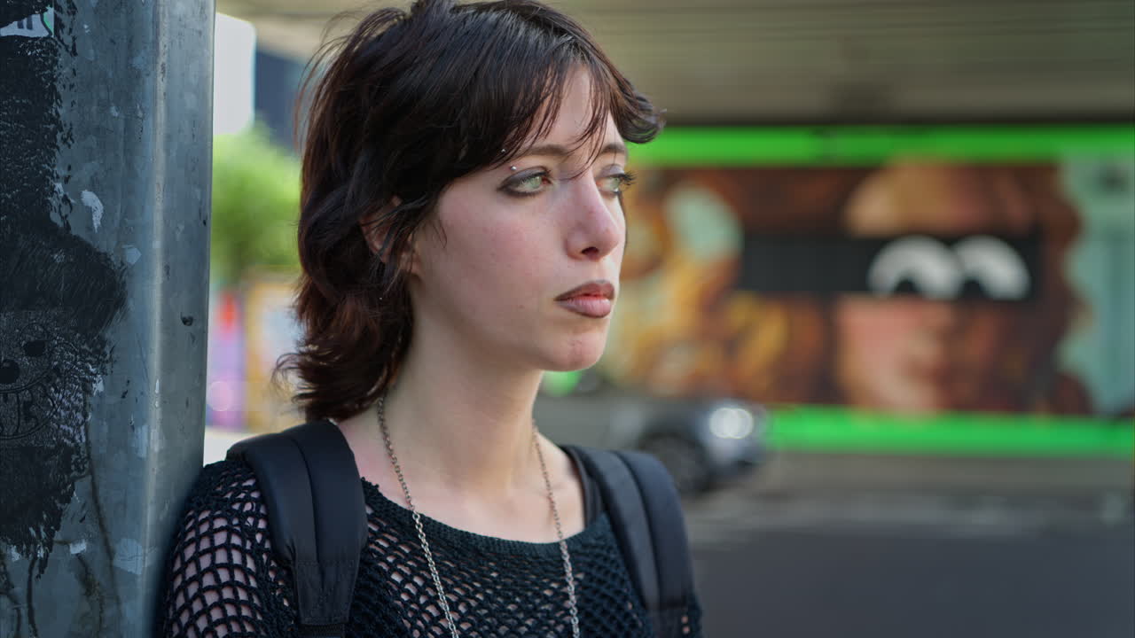 портрет молодой женщины в альтернативном стиле, стоящей на улице лондон-сити в великобритании с оживленной дорогой на заднем плане