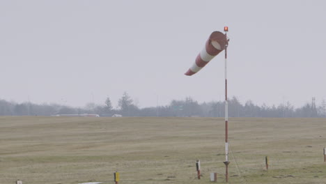 Windanzeige-Zeigt-Leichten-Wind-Auf-Dem-Asphalt-An