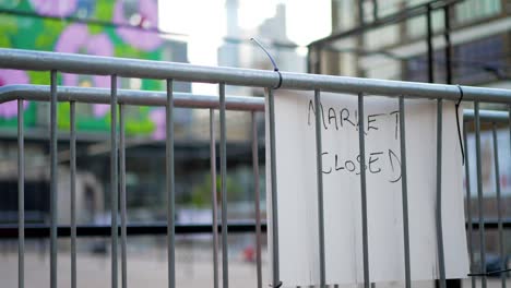 Leerer-Und-Geschlossener-Freiluftmarkt-Während-Der-Covid-19-Coronavirus-Pandemie,-Geschlossenes-Schild,-Keine-Menschen-Während-Der-Sperrung,-Die-Skyline-Von-London-Im-Hintergrund-Mit-Hohen-Wolkenkratzern