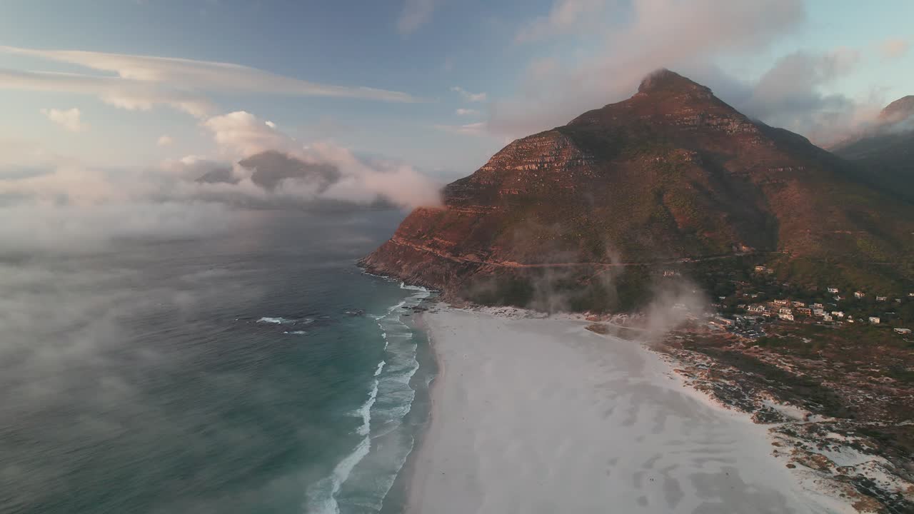 Spiaggia del tramonto a Noordhoek, Città del Capo, Sudafrica - Ripresa aerea con drone