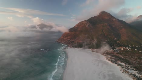 Playa-Al-Atardecer-En-Noordhoek,-Ciudad-Del-Cabo-En-Sudáfrica---Toma-Aérea-Con-Drones