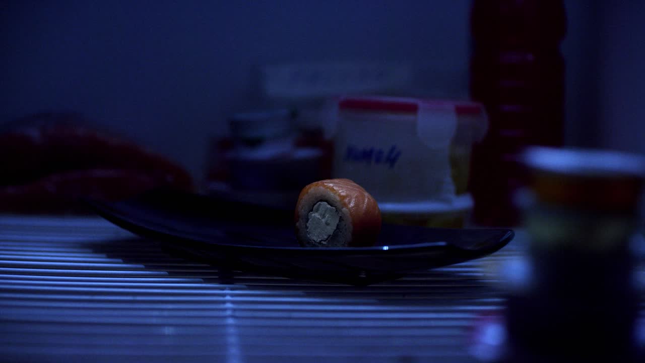 rollo de sushi en el refrigerador