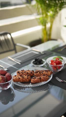 desayuno al aire libre con pasteles y frutas
