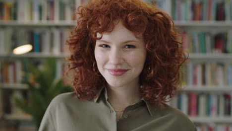 Retrato-De-Una-Encantadora-Joven-Bibliotecaria-Parada-En-La-Biblioteca-Atractiva-Estudiante-Sonriendo-De-Cerca