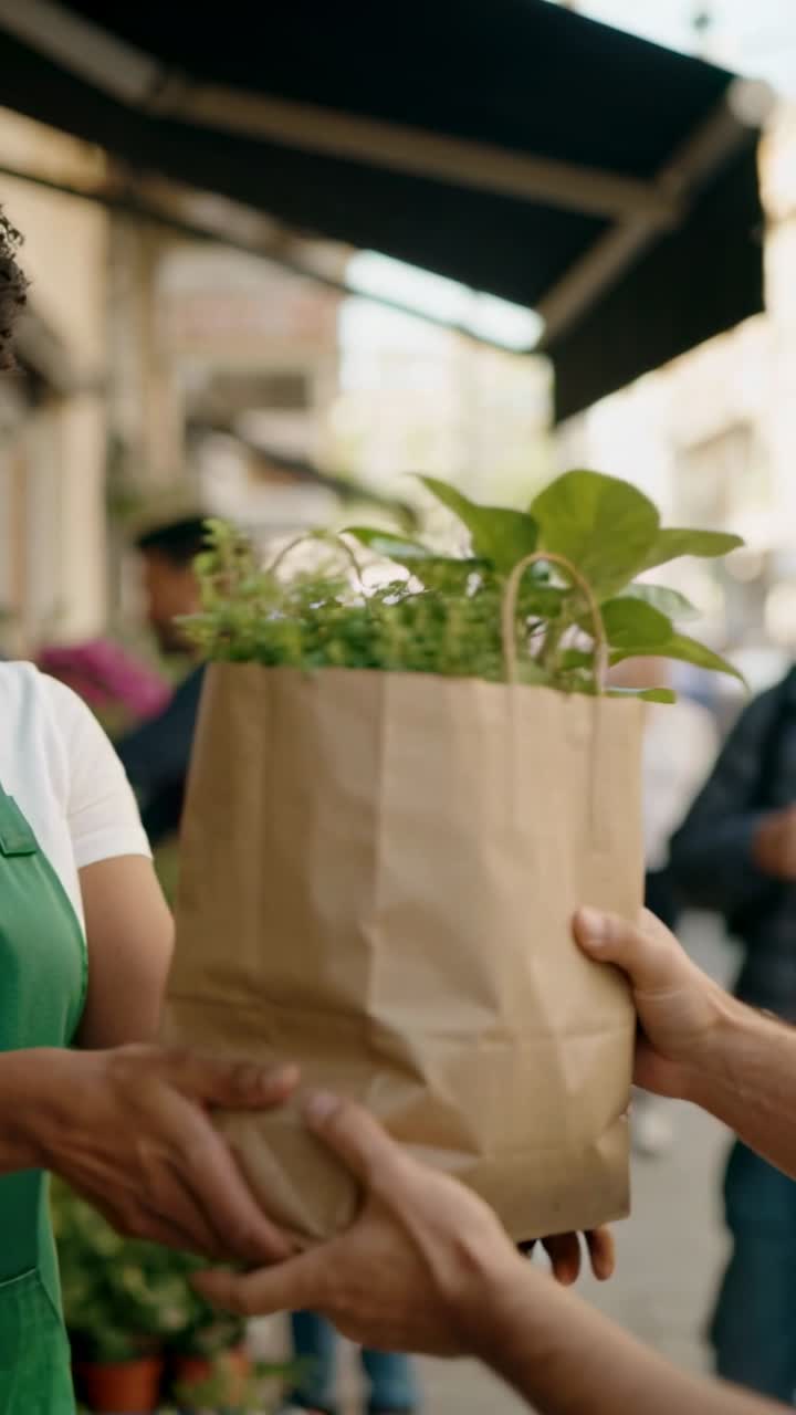 Cliente che riceve un sacchetto di carta con piante fresche da un venditore