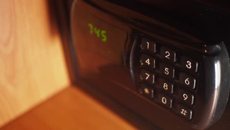 persona que introduce un código en una caja fuerte