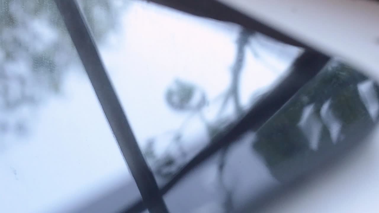 태블릿 화면에 반영된 창 닫기