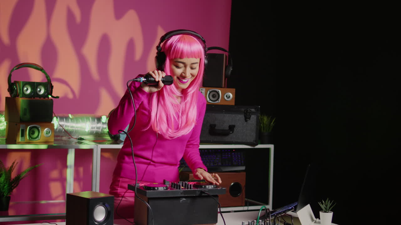 DJ donna con capelli rosa