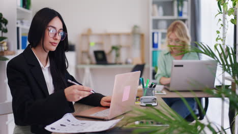 trabajadoras de oficina centradas en sus tareas