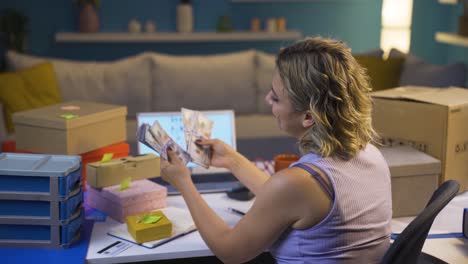la mujer que vende en su tienda en línea está contando dinero.