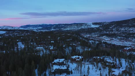 Luftaufnahme-Der-Wunderschönen-Schneebedeckten-Hügellandschaft-Im-Winter