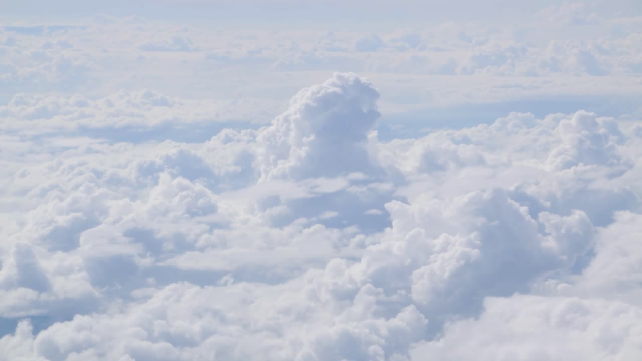 멀리서 보이는 흰 구름, 비행기 창문 시점