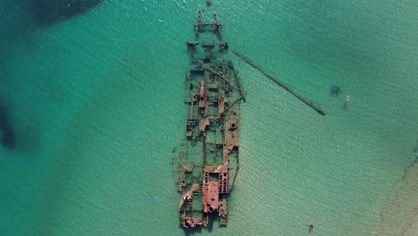 Toma-Aérea-Por-Drone-De-Un-Barco-Naufragado-Muy-Cerca-De-Una-Playa-En-Epanomi,-Tesalónica-En-Grecia-4k