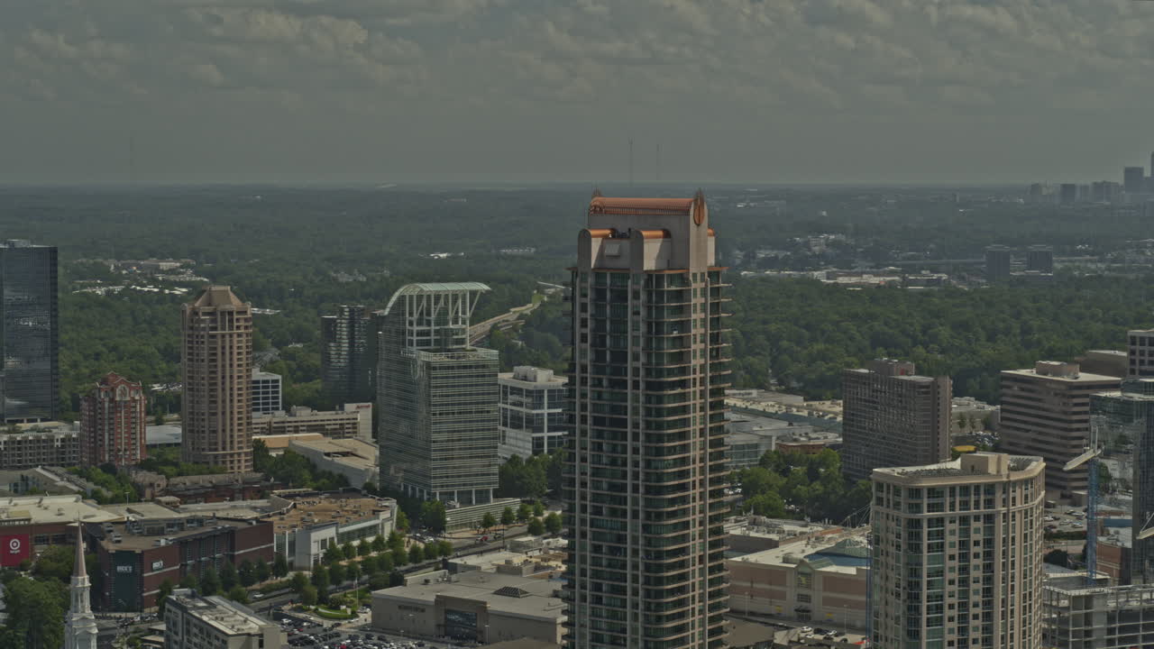 atlanta georgia antena v681 toma panorámica derecha de rascacielos en el área de buckhead - dji inspire 2, x7, 6k - agosto de 2020