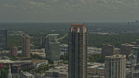 atlanta georgia antena v681 toma panorámica derecha de rascacielos en el área de buckhead - dji inspire 2, x7, 6k - agosto de 2020