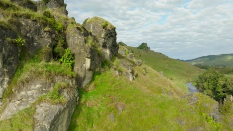 Formaciones-Rocosas-De-Piedra-Caliza-En-La-Colina-De-Hierba-En-Nueva-Zelanda,-Paisaje-Rocoso