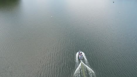 Schnellboot-Auf-Dem-See.-Drohnenerfassung-Begleitboot