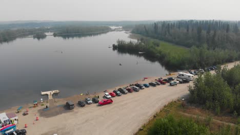 Video-De-Drones-De-4k-De-Surfistas-De-Remo-Y-Kayakistas-En-El-Lago-Cushman-En-Fairbanks,-Ak-Durante-El-Día-De-Verano-5